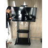 mua gia treo tivi di d ng 32 70 inch k treo tivi co banh xe di chuy n